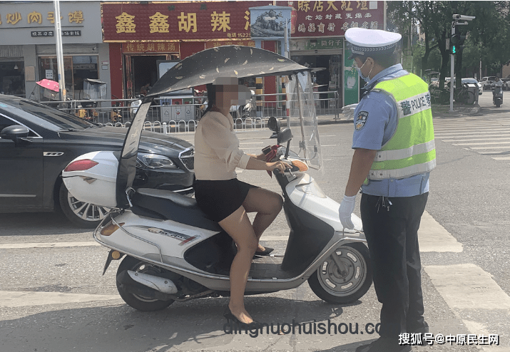 女子骑电动三轮闯卡与合法上高速行为对比分析